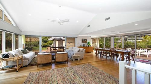 ein Wohnzimmer mit Sofa und Tisch in der Unterkunft Paradise - Pearl - Modern With Wifi in Pearl Beach