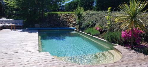 une piscine au milieu d'un jardin dans l'établissement Clos Baroanni - Studio La Volière, à Terraube
