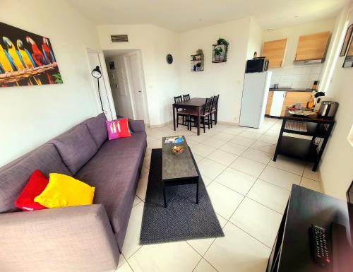 un salon avec un canapé et une table dans l'établissement Vue Mer & Terrasse - Plage 50m, Garage Privé, à La Ciotat