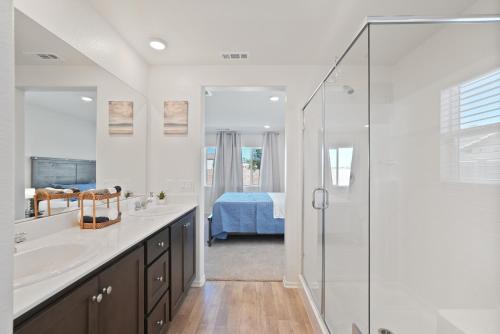 a white bathroom with a sink and a shower at Casa Isabel in San Jacinto
