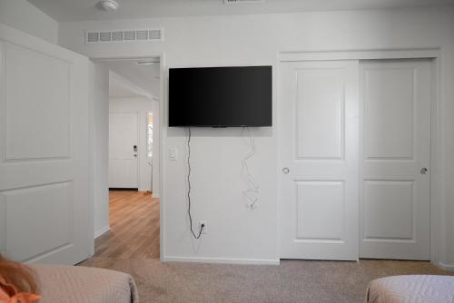 a living room with a flat screen tv on a wall at Casa Isabel in San Jacinto