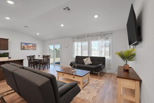 a living room with a couch and a table at Casa Isabel in San Jacinto