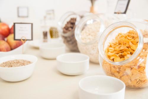 Montano Boutique Suites في إل كالافاتي: طاولة عليها أوعية طعام وتفاح