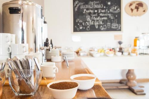 Montano Boutique Suites في إل كالافاتي: طاولة عليها أكواب قهوة