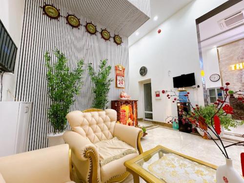 a living room with a chair and a table at Thuan Phat House Soc Trang in Soc Trang