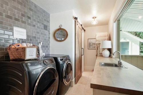 a laundry room with a washing machine and a sink at 4 Bedroom Luxury home in Kamas in Kamas