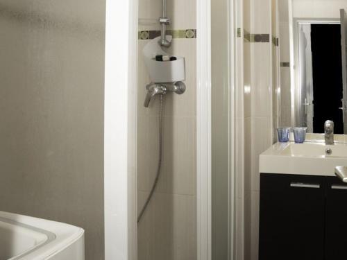 une salle de bain avec douche et lavabo dans l'établissement T2 Cabine 4 pers. avec balcon, clim, parking, à 10m de la plage du Lavandou - FR-1-803-66, au Lavandou