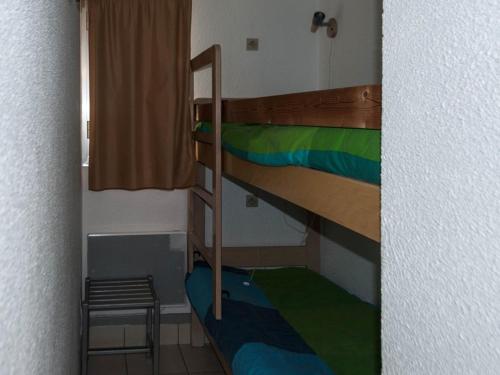 - un lit superposé avec une échelle dans une chambre dans l'établissement T2 Cabine 4 pers. avec balcon, clim, parking, à 10m de la plage du Lavandou - FR-1-803-66, au Lavandou