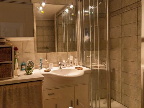 une salle de bain avec un lavabo et une douche dans l'établissement 2 Pièces au Centre Ville, 4 Couchages, Proche Plage, Terrasse, Clim, Parking - FR-1-803-65, au Lavandou