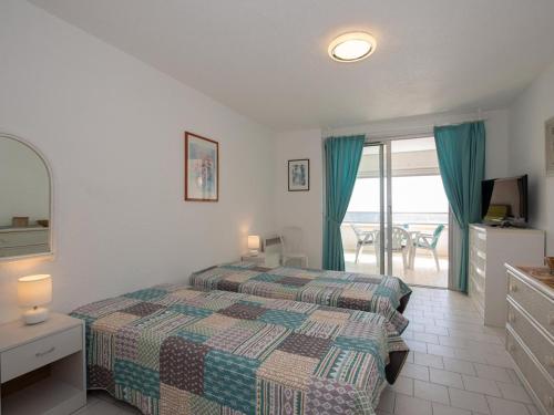 une chambre avec un lit et une vue sur l'océan dans l'établissement Studio face mer avec terrasse - 2 pers, parking, plage et centre ville à pied - FR-1-803-67, au Lavandou