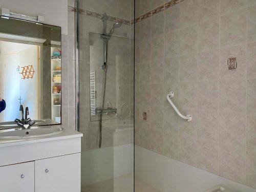 une douche avec une porte vitrée à côté d'un lavabo dans l'établissement Appartement lumineux avec balcon et parking face au port, proche océan - FR-1-336-160, à Jard-sur-Mer