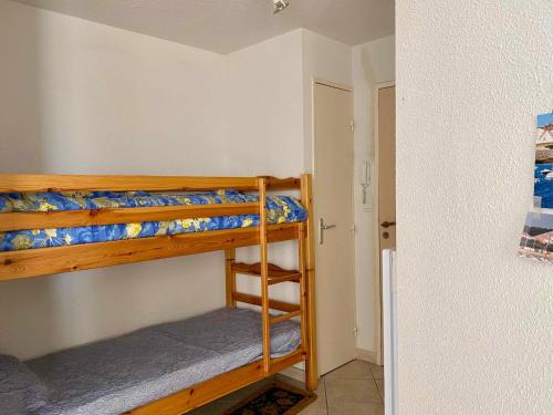 Cette chambre comprend 2 lits superposés dans un couloir. dans l'établissement Appartement lumineux avec balcon et parking face au port, proche océan - FR-1-336-160, à Jard-sur-Mer