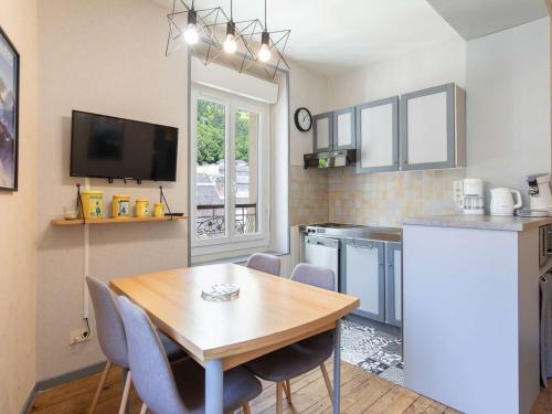 une cuisine avec une table en bois et une salle à manger dans l'établissement T2 avec vue sur village et montagnes à Cauterets - FR-1-401-300, à Cauterets