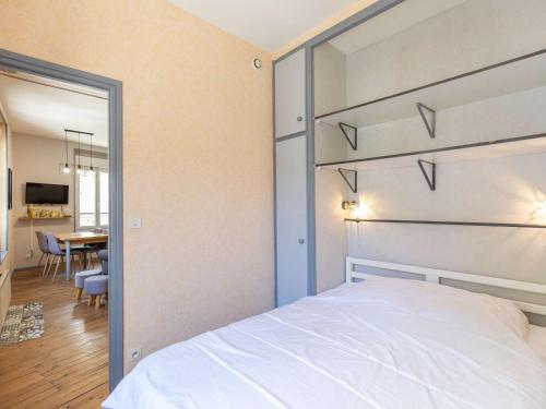 - une chambre avec un lit blanc et une salle à manger dans l'établissement T2 avec vue sur village et montagnes à Cauterets - FR-1-401-300, à Cauterets