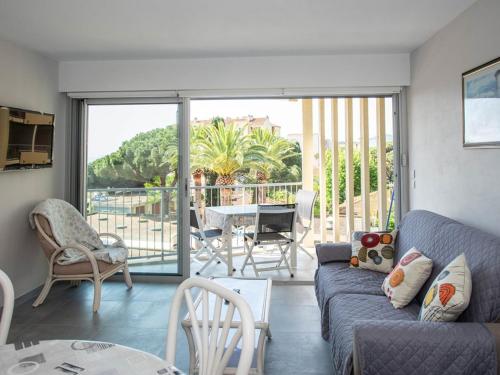 Photo de la galerie de l'établissement Duplex T2 lumineux, 4 pers, centre-ville, terrasses, plage à 100m, clim, garage - FR-1-803-58, au Lavandou