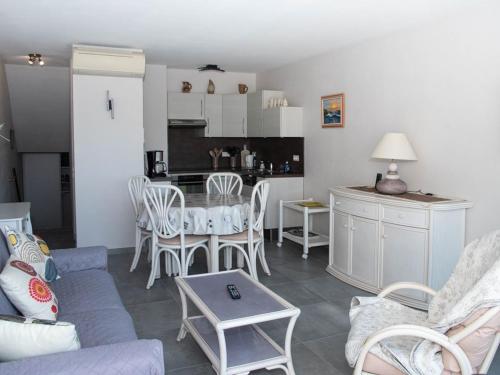 Photo de la galerie de l'établissement Duplex T2 lumineux, 4 pers, centre-ville, terrasses, plage à 100m, clim, garage - FR-1-803-58, au Lavandou