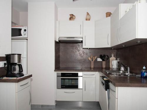 Photo de la galerie de l'établissement Duplex T2 lumineux, 4 pers, centre-ville, terrasses, plage à 100m, clim, garage - FR-1-803-58, au Lavandou