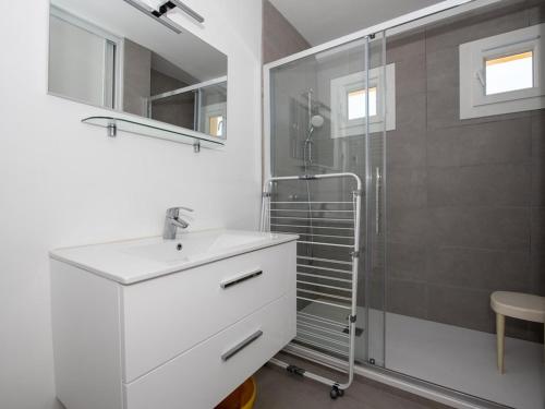 une salle de bain blanche avec un lavabo et une douche dans l'établissement Le Lavandou, T3 climatisé, piscine, tennis, parking, proche plage - FR-1-803-59, au Lavandou