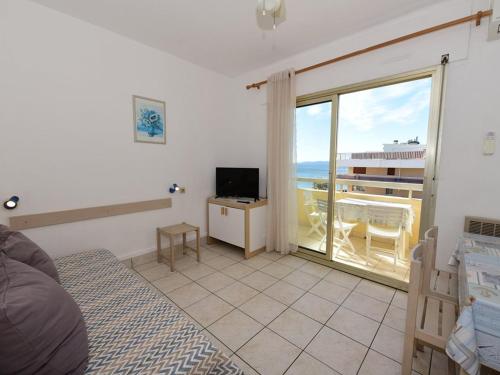 un salon avec vue sur l'océan dans l'établissement Studio cabine 4 pers, bord de mer, clim, parking, WIFI - FR-1-803-60, au Lavandou