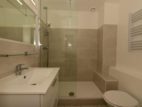 une salle de bain avec un lavabo, des toilettes et une douche dans l'établissement Studio cabine 4 pers, bord de mer, clim, parking, WIFI - FR-1-803-60, au Lavandou