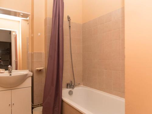 une salle de bain avec une baignoire, un lavabo et une douche dans l'établissement T2 cabine 4 personnes proche plage avec parking Le Lavandou - FR-1-803-61, au Lavandou