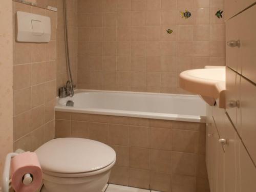 une salle de bain avec toilettes, baignoire et lavabo dans l'établissement Le Lavandou, studio cabine - 4 pers, plage à 10m, clim, parking, tennis - FR-1-803-64, au Lavandou
