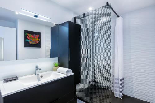 une salle de bain avec un lavabo et une douche dans l'établissement Superbe appartement et vue - 4 pers - Parking, à La Baule