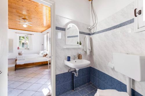 Koupelna v ubytování Kerkis Traditional Guesthouse