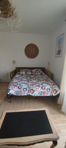 Ce lit se trouve dans une chambre dotée d'un couvre-lit avec des fleurs. dans l'établissement 