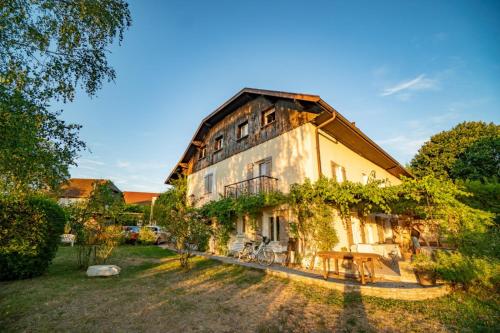 un vieux bâtiment avec une table dans une cour dans l'établissement PetiteViolette, à Annecy