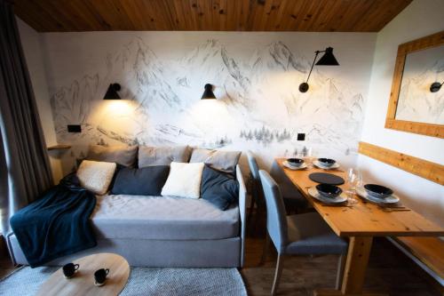 un salon avec un canapé et une table dans l'établissement Résidence Les Brigues - maeva Home - Appartement 2 pièces 6 personnes - Confort MAE-7127, à Courchevel