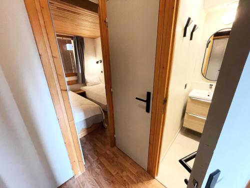 une petite pièce avec une salle de bain et un lavabo dans l'établissement Résidence Les Brigues - maeva Home - Appartement 2 pièces 6 personnes - Confort MAE-7127, à Courchevel