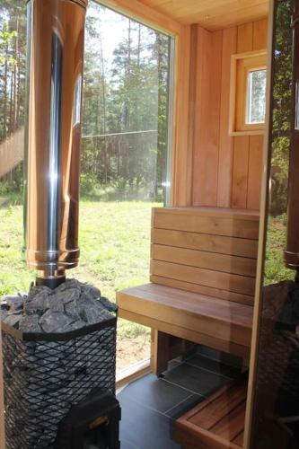 Minimaja saunaga vaatega männimetsale