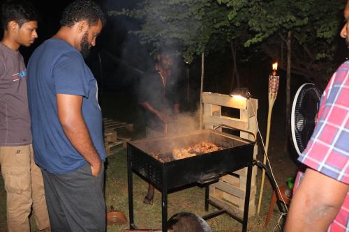 Equipo para parrilladas disponible en el campamento