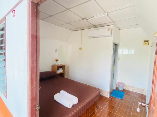 a small room with a bench in a room at บ้านไออรุณในฝัน ที่พักเมืองเลย วิวเขา in Ban Na Sai