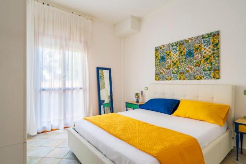 Il Rosmarino في باري ساردو: غرفة نوم مع سرير باللون الأصفر والأزرق