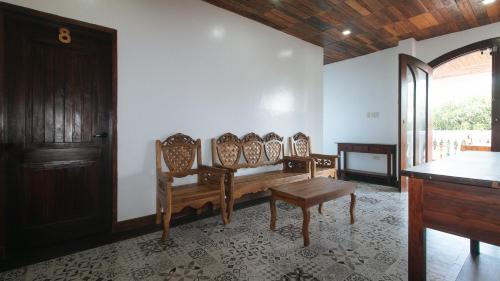 Ruang duduk di RedDoorz at Casa Rafaelle Transient Ilocos Sur