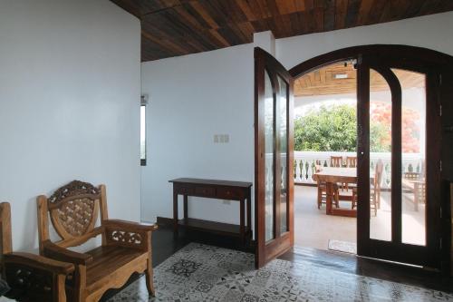 Ruang duduk di RedDoorz at Casa Rafaelle Transient Ilocos Sur