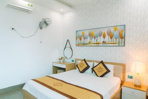 a bedroom with a bed and a painting on the wall at Bảo Ngọc Hotel in Uông Bí