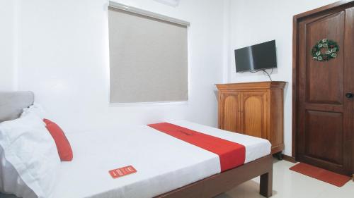 Katil atau katil-katil dalam bilik di RedDoorz at Casa Rafaelle Transient Ilocos Sur