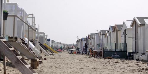 a row of buildings on a sandy beach at Hotel Rauw aan de Kade in IJmuiden