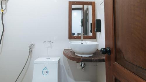 Bilik mandi di RedDoorz at Casa Rafaelle Transient Ilocos Sur