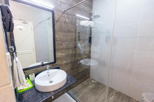 Koupelna v ubytování Hotel DSF Grand Plaza