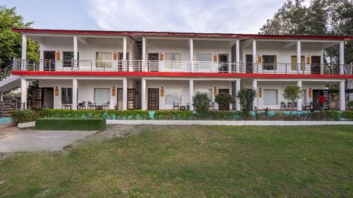 BelparāoCorbett Holiday Forest Resort的一座红色屋顶的白色大房子