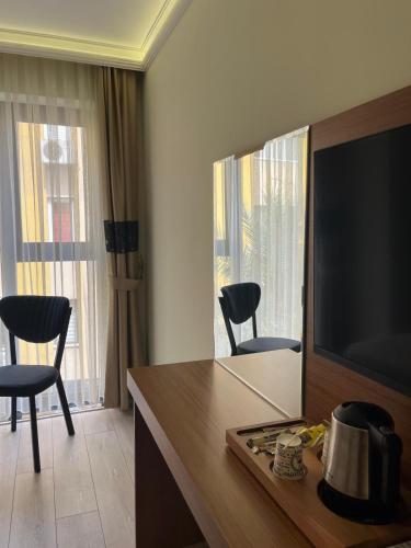 Televisyen dan/atau pusat hiburan di Golden Lux Hotel Antalya