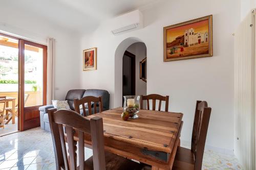 イスキアにあるPetite Casa Caterinaの木製のテーブルと椅子のあるダイニングルーム