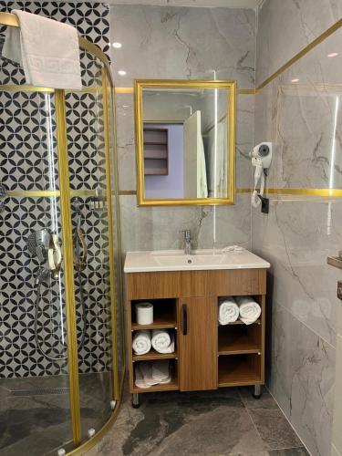 Bilik mandi di Golden Lux Hotel Antalya