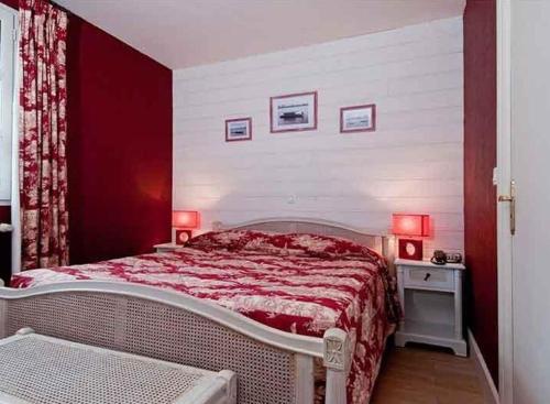 Ένα ή περισσότερα κρεβάτια σε δωμάτιο στο Logis Hôtel Le Bussy