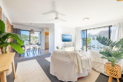 Krait Court, 6-6 Krait Close في خليج نيلسون: غرفة معيشة بها أريكة وطاولة