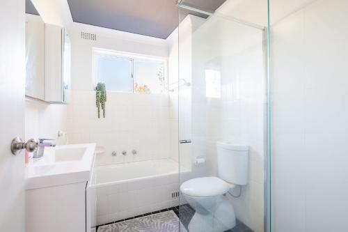 Krait Court, 6-6 Krait Close في خليج نيلسون: حمام ابيض مع مرحاض ودش